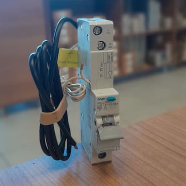 ADC232Z  Hager RCBO 1M 1P 6kA C-32A 30mA تيار متردد - 21 usd
