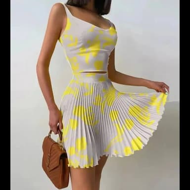 تنورة وبلوزة - 15.99 usd