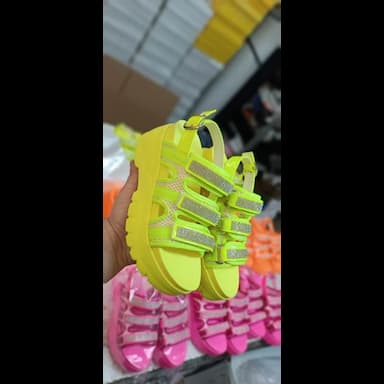 صنادل نسائية - 13.99 usd
